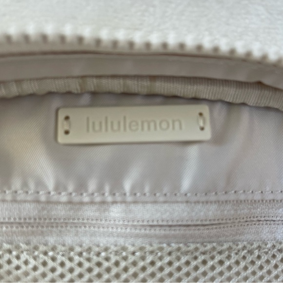 Lululemon Oval Top Access Kit Vol 3.5 L in White Opal - Picture 7 of 14